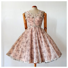 Laden Sie das Bild in den Galerie-Viewer, 1950s - Stunning Floral Organza Dress - W25 (64cm)
