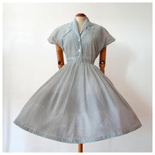 Laden Sie das Bild in den Galerie-Viewer, 1950s - Adorable Blue Dots Seersucker Dress - W26 (66cm)
