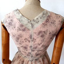 Laden Sie das Bild in den Galerie-Viewer, 1950s - Stunning Floral Organza Dress - W25 (64cm)
