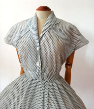 Laden Sie das Bild in den Galerie-Viewer, 1950s - Adorable Blue Dots Seersucker Dress - W26 (66cm)
