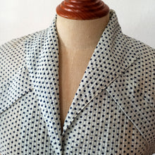 Laden Sie das Bild in den Galerie-Viewer, 1950s - Adorable Blue Dots Seersucker Dress - W26 (66cm)
