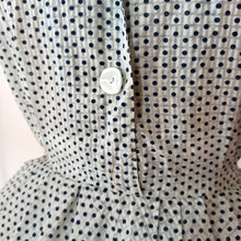 Laden Sie das Bild in den Galerie-Viewer, 1950s - Adorable Blue Dots Seersucker Dress - W26 (66cm)
