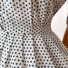 Laden Sie das Bild in den Galerie-Viewer, 1950s - Adorable Blue Dots Seersucker Dress - W26 (66cm)
