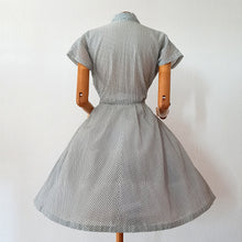 Laden Sie das Bild in den Galerie-Viewer, 1950s - Adorable Blue Dots Seersucker Dress - W26 (66cm)
