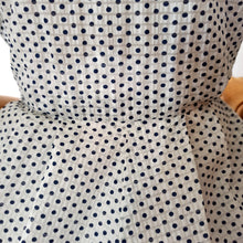 Laden Sie das Bild in den Galerie-Viewer, 1950s - Adorable Blue Dots Seersucker Dress - W26 (66cm)
