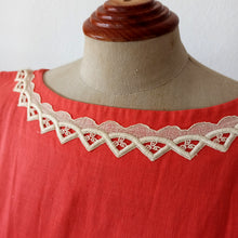 Cargar imagen en el visor de la galería, 1950s - ERVASTIL - Adorable Salmon Linen Dress - W25 (64cm)
