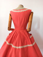 Cargar imagen en el visor de la galería, 1950s - ERVASTIL - Adorable Salmon Linen Dress - W25 (64cm)
