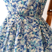 Charger l&#39;image dans la galerie, 1950s 1960s - Adorable French Blue Floral Dress - W29 (74cm)
