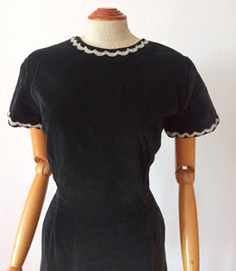 1960s - Stunning French Black Velvet Dress - W32 (82cm)