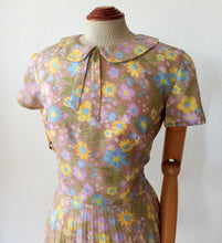 Load image into Gallery viewer, 1960s - Adorable Floral Print Dress - W31 (78cm)
