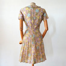 Load image into Gallery viewer, 1960s - Adorable Floral Print Dress - W31 (78cm)
