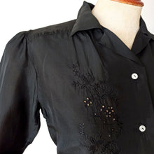 Charger l&#39;image dans la galerie, 1940s 1950s - Exquisite Pure Black Silk Blouse - W35 (88cm)
