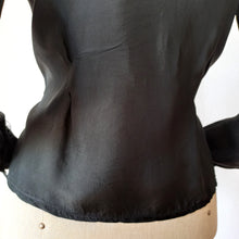 Charger l&#39;image dans la galerie, 1940s 1950s - Exquisite Pure Black Silk Blouse - W35 (88cm)
