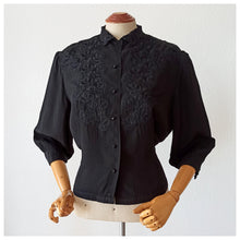 Charger l&#39;image dans la galerie, 1950s - Elegant Black Embroidery Rayon Blouse - W42 (106cm)
