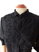 Charger l&#39;image dans la galerie, 1950s - Elegant Black Embroidery Rayon Blouse - W42 (106cm)
