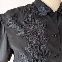 Charger l&#39;image dans la galerie, 1950s - Elegant Black Embroidery Rayon Blouse - W42 (106cm)
