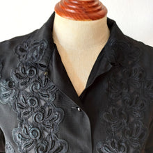 Charger l&#39;image dans la galerie, 1950s - Elegant Black Embroidery Rayon Blouse - W42 (106cm)
