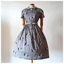 Laden Sie das Bild in den Galerie-Viewer, 1950s - Charming Parisien Embroidery Grey Cotton Dress - W31 (78cm)
