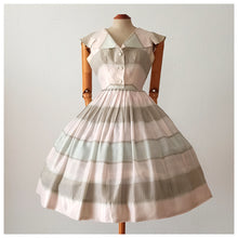 Cargar imagen en el visor de la galería, 1950s - VANQUIEUR, France - Exquisite Pastel Green Pink Dress - W24 (60cm)
