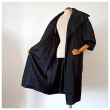 Carica l&#39;immagine nel visualizzatore di Gallery, 1940s 1950s - Stunning Black Lantern Sleeves Opera Coat
