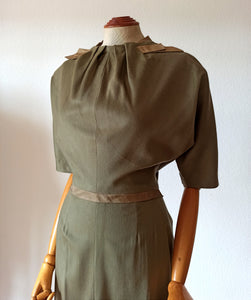 1950s - Exquisite Olive Green Soft Wool Dress - W27.5 (70cm)