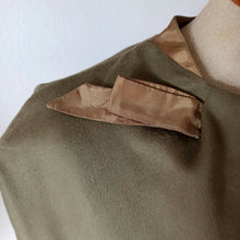 Cargar imagen en el visor de la galería, 1950s - Exquisite Olive Green Soft Wool Dress - W27.5 (70cm)
