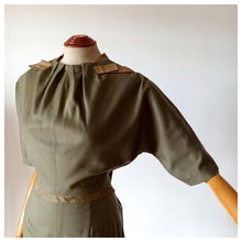 Cargar imagen en el visor de la galería, 1950s - Exquisite Olive Green Soft Wool Dress - W27.5 (70cm)
