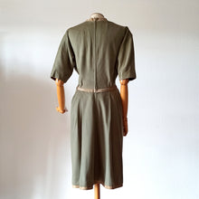 Cargar imagen en el visor de la galería, 1950s - Exquisite Olive Green Soft Wool Dress - W27.5 (70cm)
