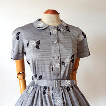 Cargar imagen en el visor de la galería, 1950s - Charming Parisien Embroidery Grey Cotton Dress - W31 (78cm)
