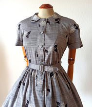 Laden Sie das Bild in den Galerie-Viewer, 1950s - Charming Parisien Embroidery Grey Cotton Dress - W31 (78cm)
