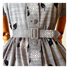 Laden Sie das Bild in den Galerie-Viewer, 1950s - Charming Parisien Embroidery Grey Cotton Dress - W31 (78cm)
