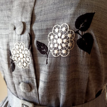 Laden Sie das Bild in den Galerie-Viewer, 1950s - Charming Parisien Embroidery Grey Cotton Dress - W31 (78cm)
