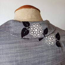 Laden Sie das Bild in den Galerie-Viewer, 1950s - Charming Parisien Embroidery Grey Cotton Dress - W31 (78cm)
