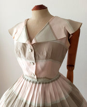 Cargar imagen en el visor de la galería, 1950s - VANQUIEUR, France - Exquisite Pastel Green Pink Dress - W24 (60cm)
