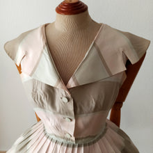 Cargar imagen en el visor de la galería, 1950s - VANQUIEUR, France - Exquisite Pastel Green Pink Dress - W24 (60cm)
