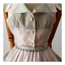 Cargar imagen en el visor de la galería, 1950s - VANQUIEUR, France - Exquisite Pastel Green Pink Dress - W24 (60cm)
