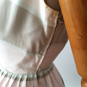 1950s - VANQUIEUR, France - Exquisite Pastel Green Pink Dress - W24 (60cm)