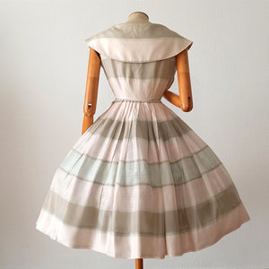 1950s - VANQUIEUR, France - Exquisite Pastel Green Pink Dress - W24 (60cm)