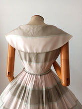 Cargar imagen en el visor de la galería, 1950s - VANQUIEUR, France - Exquisite Pastel Green Pink Dress - W24 (60cm)
