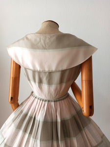 1950s - VANQUIEUR, France - Exquisite Pastel Green Pink Dress - W24 (60cm)