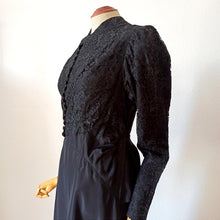 Charger l&#39;image dans la galerie, 1930s 1940s - Outstanding Black Lace Satin Dress - W30 (76cm)
