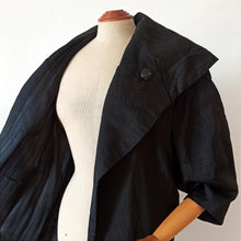 Laden Sie das Bild in den Galerie-Viewer, 1940s 1950s - Stunning Black Lantern Sleeves Opera Coat
