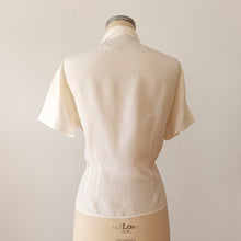 Carica l&#39;immagine nel visualizzatore di Gallery, 1950s - St. MICHAEL, UK - Exquisite White Silk Blouse - W41 (104cm)
