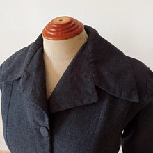 Cargar imagen en el visor de la galería, 1940s - AVIGNON, France - Grey Wool Dress - W35 (88cm)
