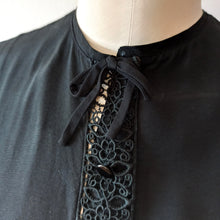 Laden Sie das Bild in den Galerie-Viewer, 1950s 1960s - WALDFEE, Germany - Exquisite Black Rayon Blouse - Sz. 44
