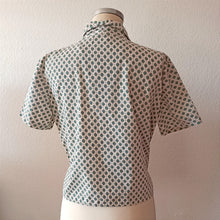 Charger l&#39;image dans la galerie, 1950s 1960s - Gorgeous Printed Cotton Blouse - Sz. 46
