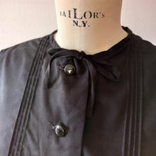 Laden Sie das Bild in den Galerie-Viewer, 1960s - Cute Black Soft Cotton Blouse
