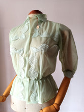 Cargar imagen en el visor de la galería, 1950s - Deadstock NWT - Charming French Light Green Nylon Blouse - Sz. 42
