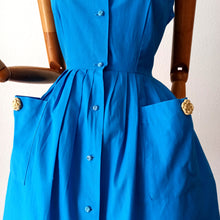 Carica l&#39;immagine nel visualizzatore di Gallery, 1950s 1960s - Adorable Blue Pockets Cotton Dress - W30 (76cm)
