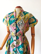 Laden Sie das Bild in den Galerie-Viewer, 1940s - Spectacular Novelty Print Silk Dress - W26 (66cm)
